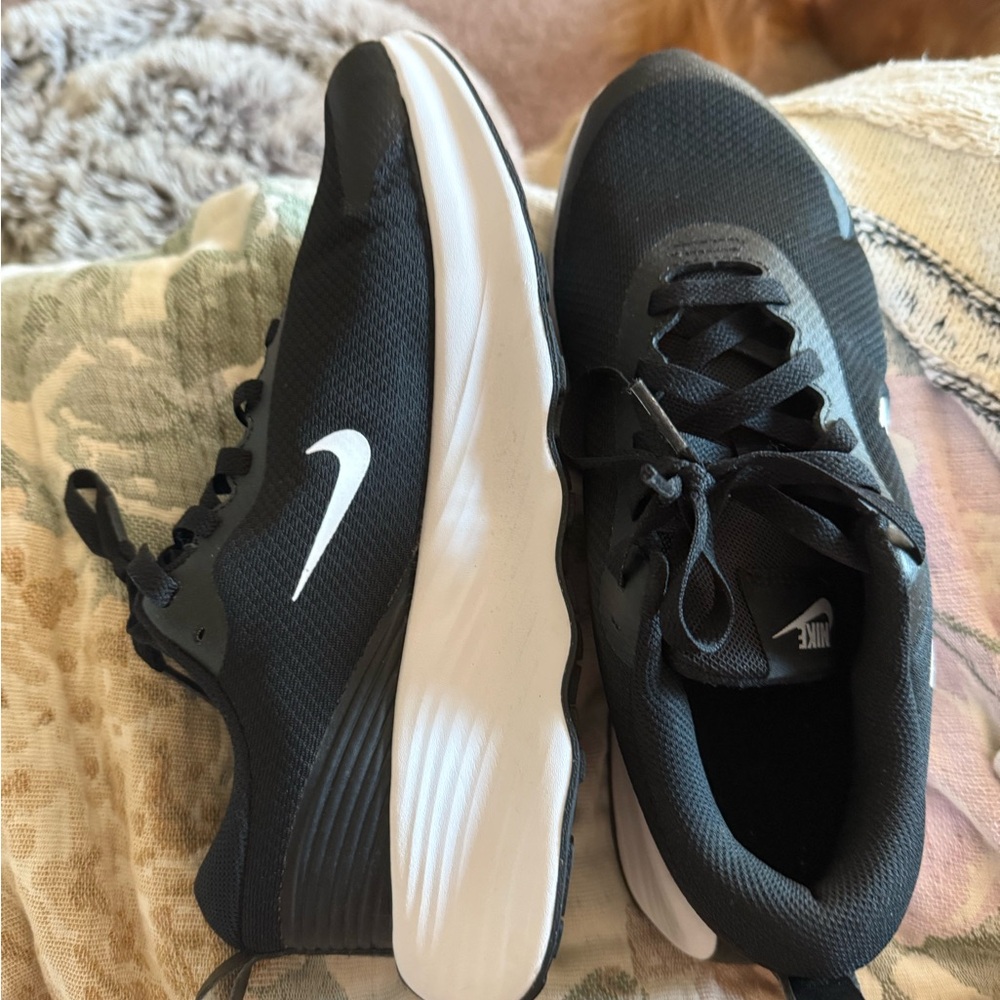 Nike Dual-Tone Black and White Running Shoes